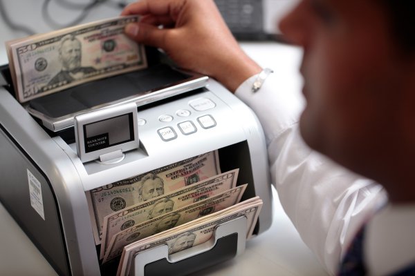 Dólar cae y rompe los $ 600 tras amenazas de Trump contra Rusia por crisis en Siria