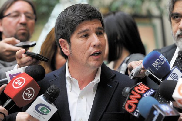 Bancada socialista arremete con equipo para elaborar alternativa al CAE