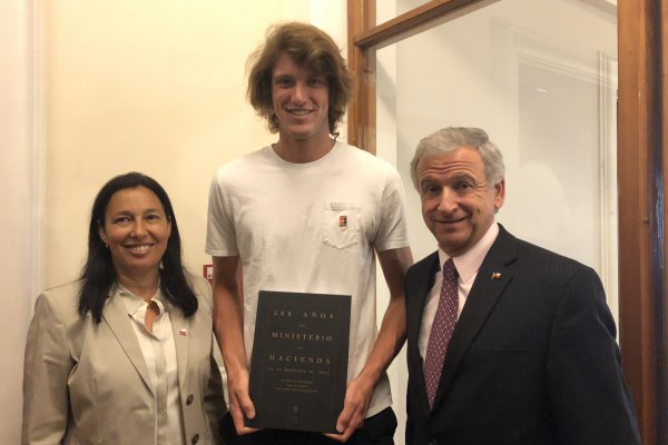 Nicolás Jarry visita en Teatinos 120 a los tenistas frustrados del gabinete