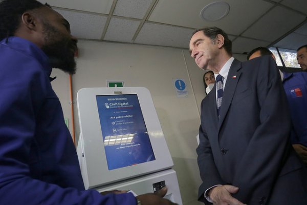 Ministro Larraín anuncia medidas para facilitar obtener cédula de identidad a los extranjeros