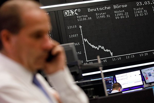 Wall Street se recupera parcialmente y bolsas en Asia y Europa anotan fuertes caídas