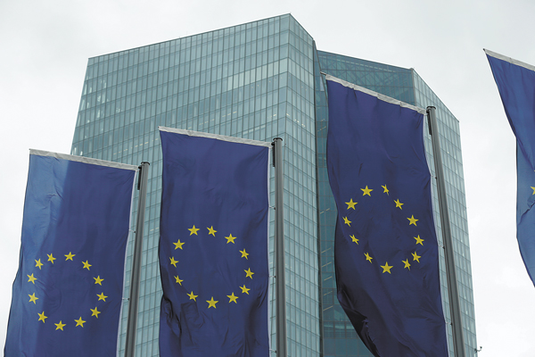 Draghi advierte que el crecimiento de la zona del euro se ha moderado