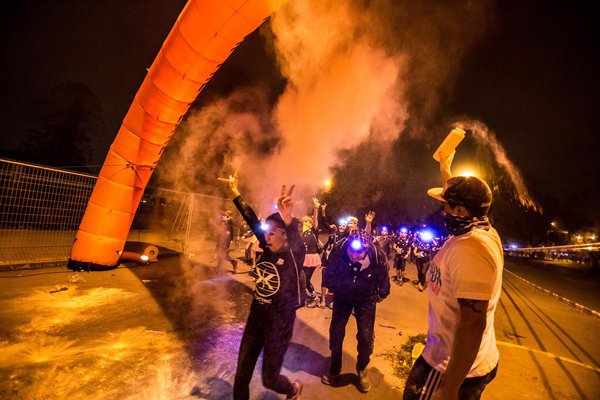 A correr, de noche, con colores y brillo