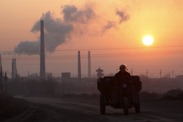 Manufacturas chinas se aceleran en abril, pero crece pesimismo por guerra comercial con EEUU