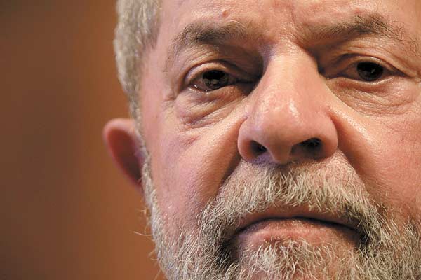Lula dice que es "candidatísimo" a presidenciales al cumplir un mes en prisión