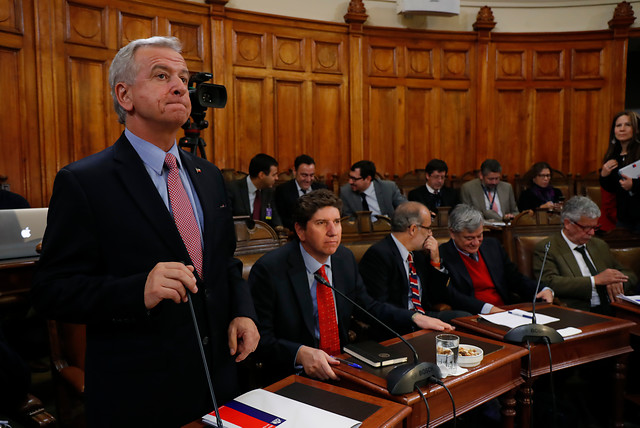 <p>Felipe Larraín y Rodrigo Cerda en el ex Congreso exponen sobre los "gastos comprometidos sin financiamiento"</p>