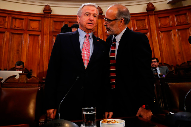 <p>Felipe Larraín y Rodrigo Valdés en el ex Congreso. Agencia Uno</p>