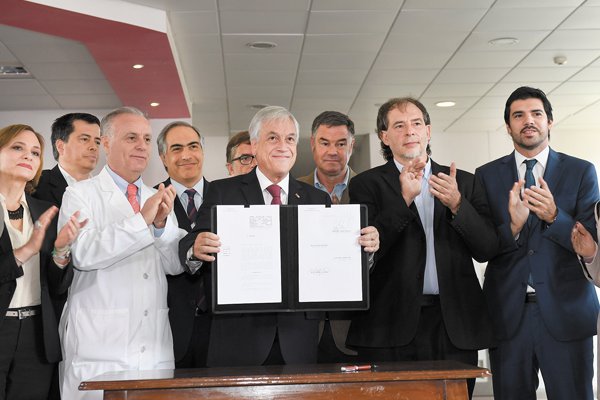 Gobierno estima una baja de 10% a 15% en el precio de medicamentos tras cambios a ley