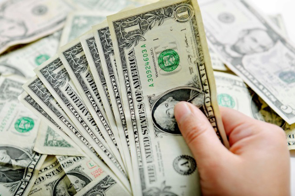 Jornada volátil para el dólar: divisa cae tras lograr máximos del año