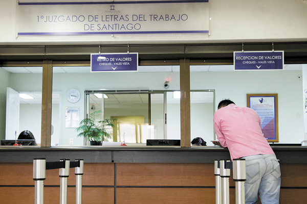 <p>Abogados detectan nuevo vacío laboral: trabajadores podrían ir de negociación en negociación</p>