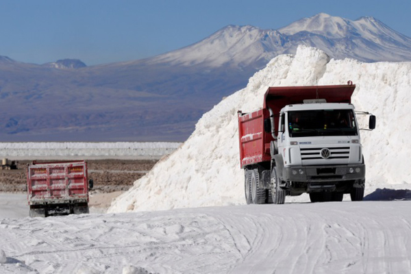 Columna Bloomberg: Tras venta de paquete de SQM "es hora de regular el cartel del litio"