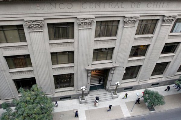 Dólar y crudo tienen efecto: mercado vuelve a apostar por alza de tasas a fines de año