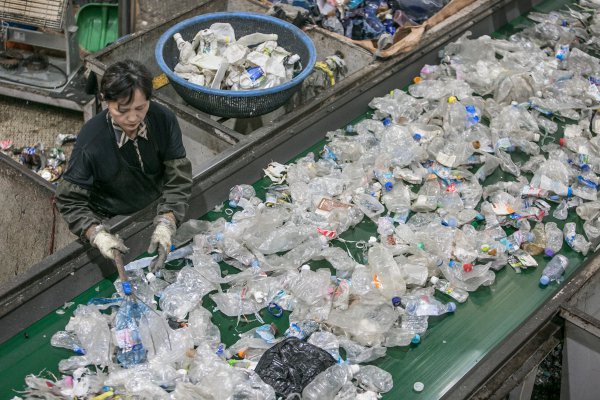 Después de las bolsas, ahora buscan prohibir los platos, cubiertos y pajillas de plástico
