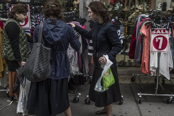 Confianza de los consumidores en EEUU sube a su mayor nivel en tres meses
