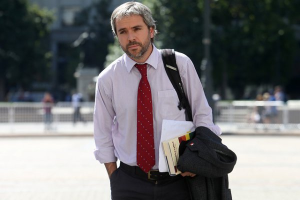 Blumel afirma que se debe respetar la facultad del gobierno de retirar proyectos