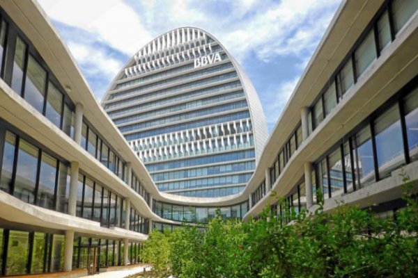 Moody's mejora la calificación crediticia de BBVA hasta un "notable bajo"