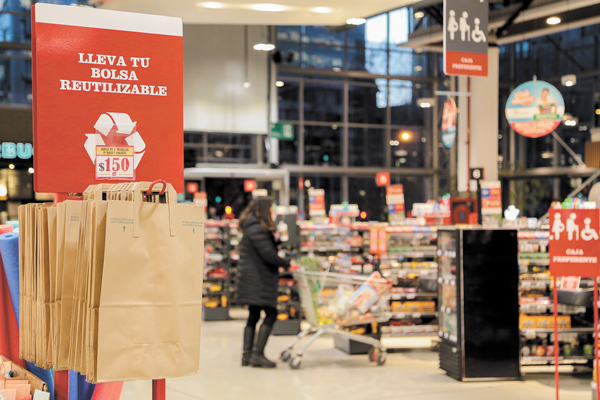 Adiós al plástico, bienvenido el papel y el algodón: las opciones de los retailers para sus bolsas