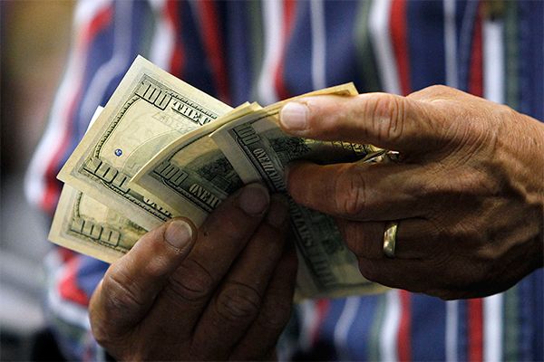 El dólar rozó los $ 640 y se instaló en máximos anuales pero fue víctima de la volatilidad y al final bajó