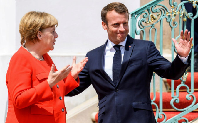 <p>Merkel y Macron pactan refundación del euro</p>