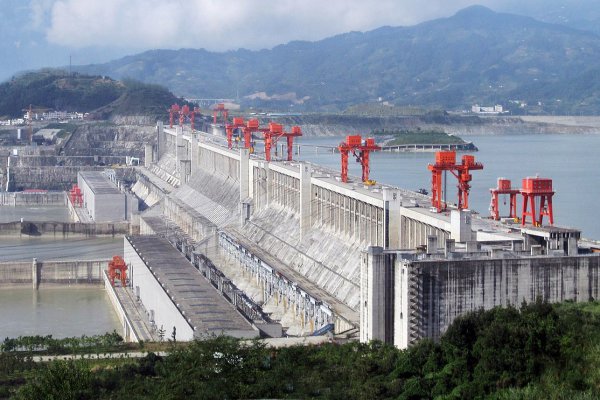 Gigante eléctrica china concreta ingreso a Chile con compra de central hidro en el Biobío