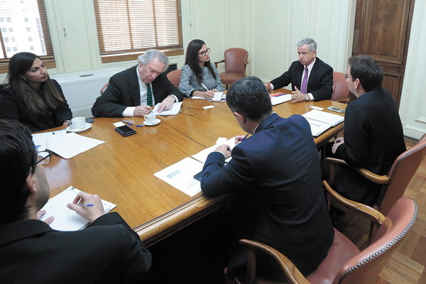Larraín defiende retiro de decreto fiscal y Congreso lo convoca tras semana distrital