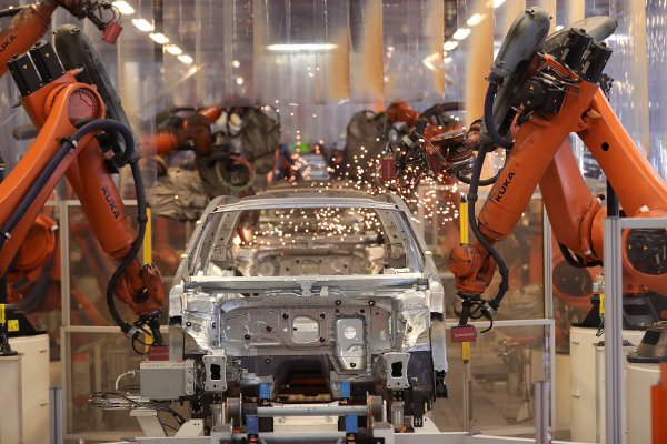 Trump amenaza con imponer arancel de 20% a los autos europeos