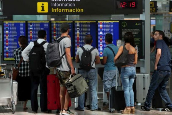 La población en España vuelve a crecer gracias al tirón de la inmigración, que marca su mayor subida desde 2008