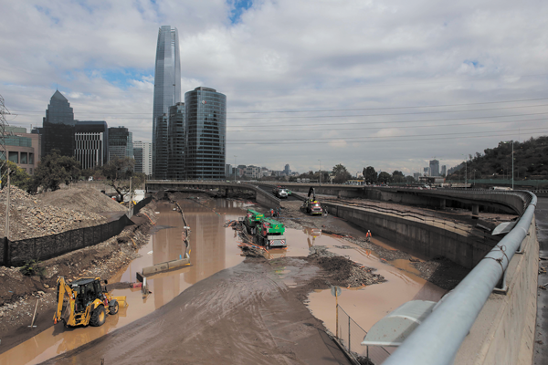 <p>Se suma nueva demanda por desborde del Mapocho: aseguradoras exigen US$ 80 millones</p>