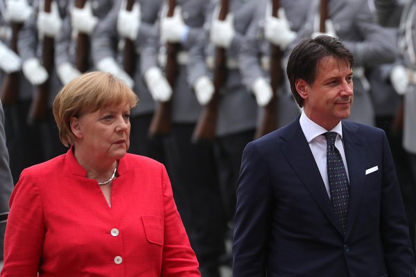 La UE logra acuerdo para endurecer su política migratoria y Merkel salva su gobierno