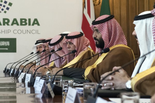 Tras duro ultimatum de Trump, Arabia Saudita se cuadra y baja los precios del petróleo