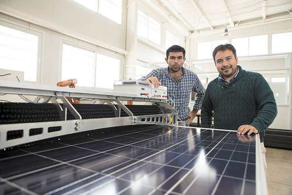 Robot que limpia paneles solares afina detalles para pruebas en terreno