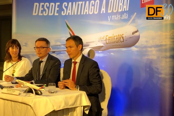 <p>Emirates: "Bienvenido a bordo Santiago"</p>
