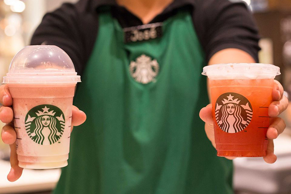 Starbucks eliminará uso de bombillas de plástico para 2020
