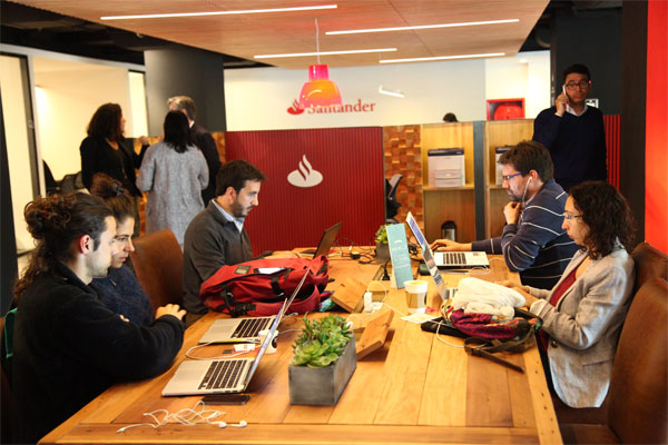 Santander finalmente abrió en Madrid el concepto "Work Café" nacido en Chile