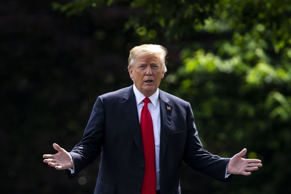 Trump complica aún más a Theresa May: dice que reunirse con Putin será más fácil