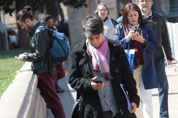 Clientes bancarios reportan en Twitter cobros desconocidos en sus cuentas