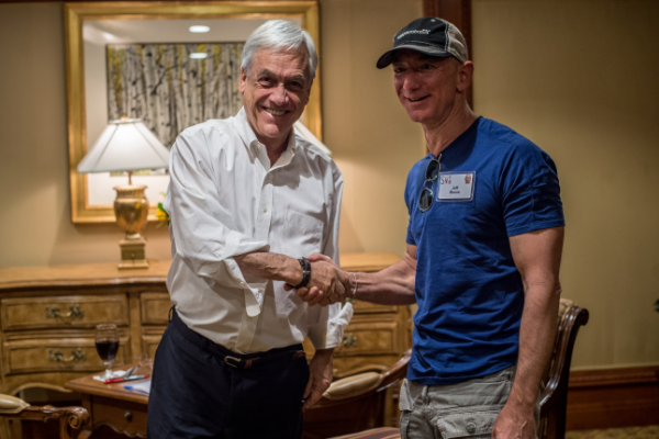 Piñera se reúne con Jeff Bezos en medio de interés para que Amazon llegue a Chile
