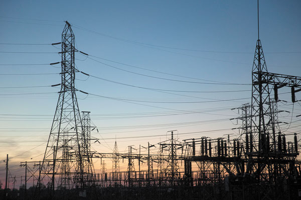 AMSA acuerda venta de líneas de electricidad