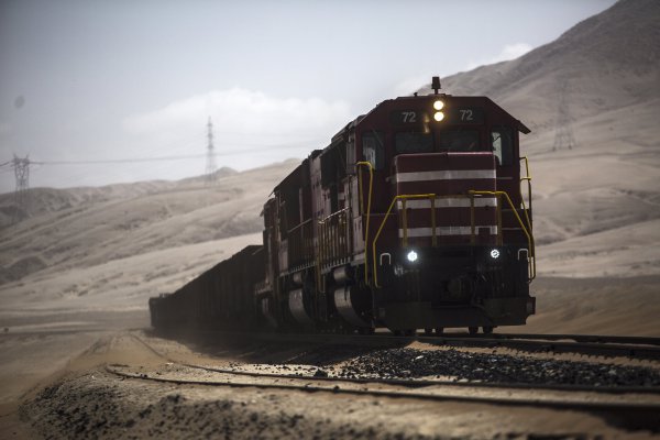 Asalto al tren del cobre bajo la luna llena en Chile