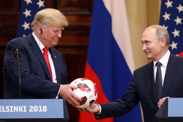 ¿Hay un misterio oculto en la pelota que Putin le regaló a Trump?