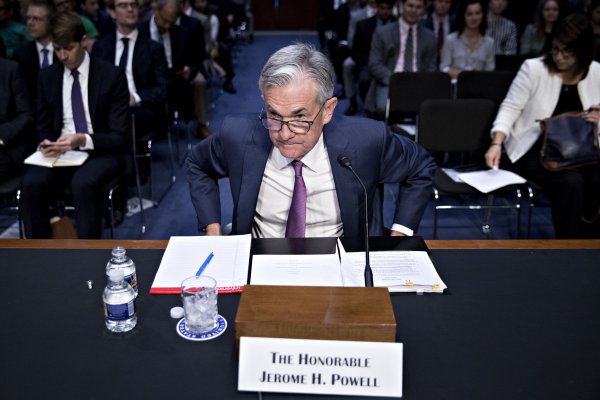Presidente de la Fed recalca que "el mejor camino" es continuar alza "gradual" de tasas de interés