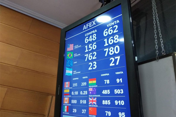 El dólar pisa el freno y cae levemente al cierre tras haber tocado máximos en un año