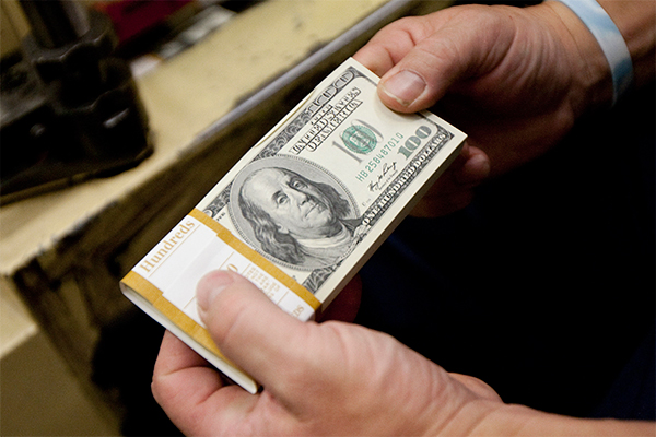 Dólar anota su mayor alza en ocho meses y rompe con facilidad la barrera de los $ 660