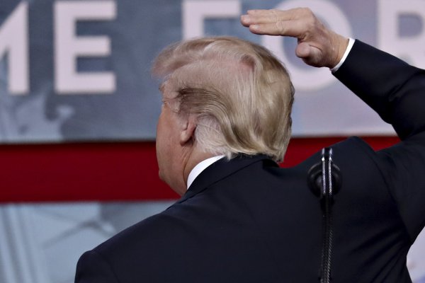 ¿Por qué al escribir "idiot" en Internet aparecen imágenes de Trump?