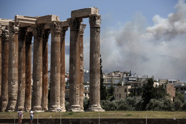 Devastador incendio cerca de Atenas se cobra al menos 60 víctimas mortales