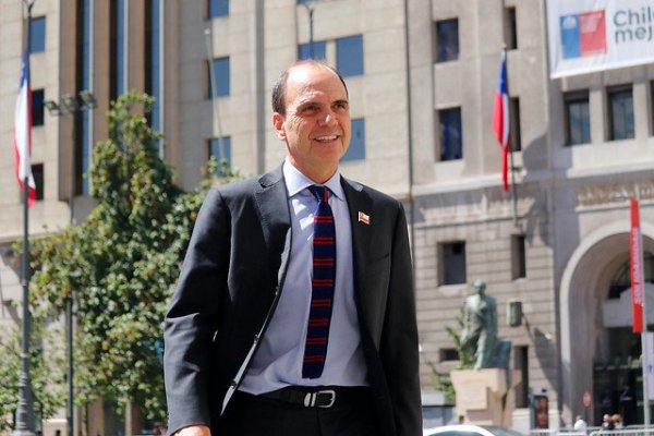 Ministro Monckeberg compromete 20 mil viviendas sociales para 2019