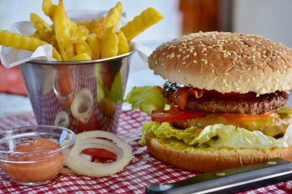 En Perú proponen añadir sellos a "comida chatarra" en restaurantes y gremio gastronómico lo rechaza