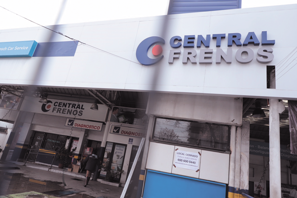 Central Frenos tras escalada de pérdidas baja la cortina con venta de 14 locales