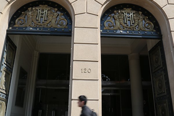 Gasto público se desacelera en el segundo trimestre pero aún está lejos de la meta del gobierno