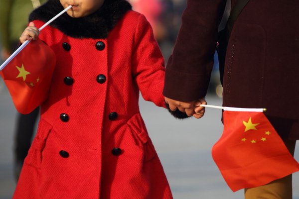 Escándalo por vacunas defectuosas en China genera protestas de padres y derrumbe de acciones